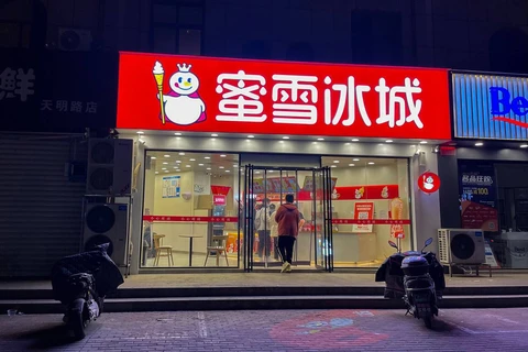 🤓Китайский фастфуд-гигант опередил McDonald's по числу заведений, не открыв ни единого заведения в США