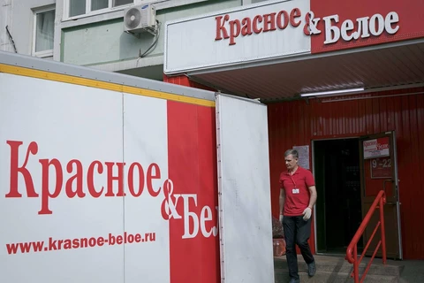 🤓Дизайнер требует признать авторство логотипа, размещенного над каждым вторым подъездом в стране