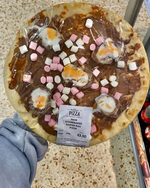 🤓Бритпнские покупатели отвергли пасхальную пиццу в форме из торговой сети Morrisons за 3,50 фунта, назвав её отвратительной и вызывающей тошноту