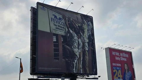 🤓Pidilite Industries (индийская компания по производству клеев) была вынуждена снять билборд с рекламой клея Fevicol, где изображался переполненный поезд