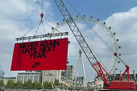 🤓Компания Nike столкнулась с критикой за использование фразы «Никогда больше» в рекламе, размещённой на маршруте Лондонского марафона 2025 года