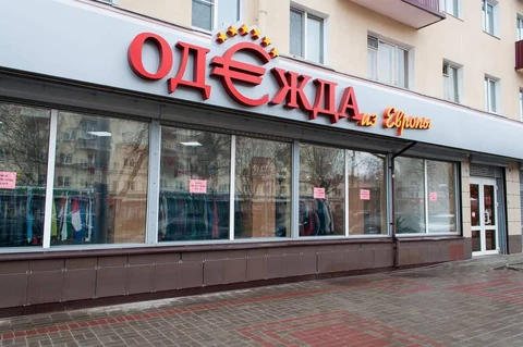 🤓А вот любопытная тема. Обеление рынка секонд-хендов, который по прикидкам в объемах больше всего традиционного фэшн-ритейла, но кажется действует весьма в серой зоне