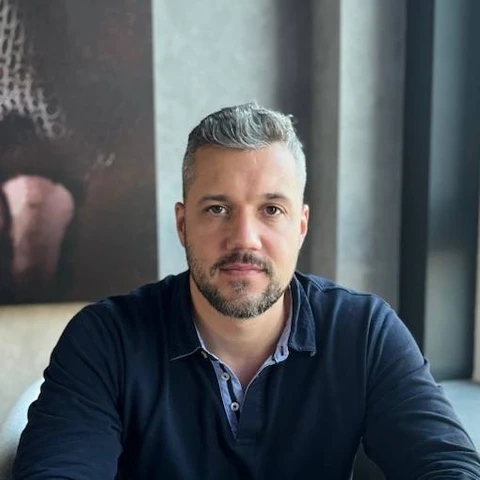 🤓Похоже, в ПИКе новый маркетинг-директор. Евгений Хохлов, его имя нашептали злые языки