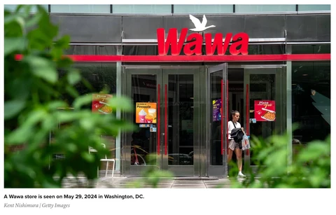 🤓В США происходит то же, что и у нас. Там, магазины шаговой доступности, то есть небольшие круглосуточные точки у дома или на заправках, начинают перетягивают утренних клиентов у сетей быстрого питания