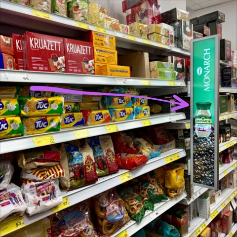 🤓Магнит поставил вертикальный цифровой экранчик к полке и пишет релизы. Но есть нюансы