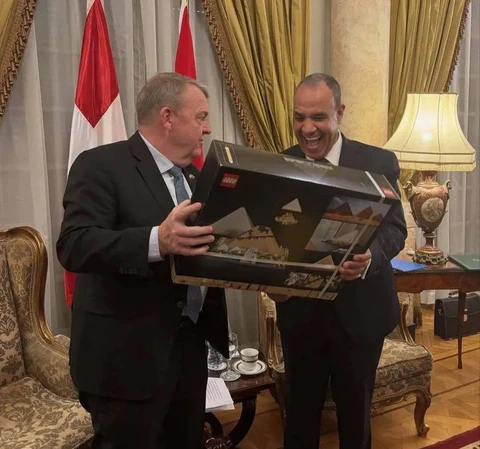 😂Не знаете что дарить — дарите Лего. Вот, например, глава МИД Дании подарил своему египетскому коллеге конструктор LEGO с пирамидами Гизы