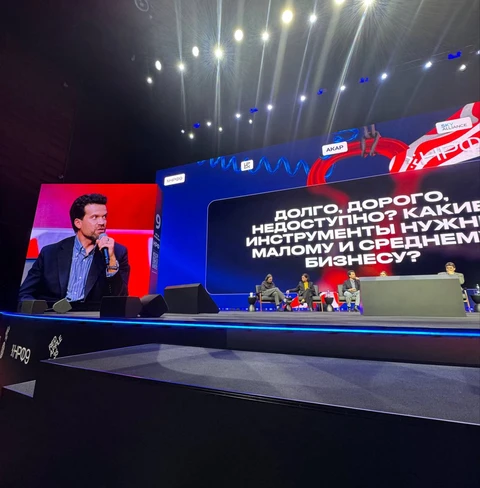 — Рекламный рынок вырос на 10%. Давайте поздравим с этим всех нас