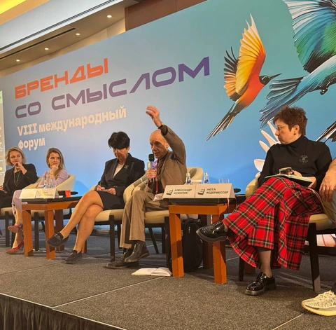 — У смыслов женское лицо