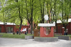 🤓В канун праздника, Эталон торжественно открыл сквер 80-летия Победы на территории делового квартала «Серебряный фонтан». Помимо руководства компании, на мероприятие прибыли: председатель Общественного совета при Минстрое России Сергей Степашин и глава управы Алексеевского района Москвы Роберто Леонова.   В чем суть? Эталон справедливо распорядился наследием территории строительства, не только сохранив памятники героям Великой Отечественной на его территории, но и придав им новую значимость.  Гости открыли сквер, перерезав красную ленту, и почтили память погибших работников завода «Водоприбор», возложив цветы к мемориальной стеле с именами 36 заводчан-фронтовиков.  Понятнее всех о выдающейся (на фоне других строек) сущности нового объекта рассказал сам Степашин: «Я хочу поблагодарить Группу “Эталон” за этот подарок Москве и москвичам. Самое главное – память о тех, кто не вернулся с войны, потому что, пока мы помним, мы непобедимы. Те, кто теряет историческую память, теряют свою страну. Это памятник зодчества, памятник нашей истории. Это уникальное архитектурное творение создавал Александр III, которому в этом году исполнилось 180 лет. Я особенно рад, что сюда будет открыт доступ для наших граждан, будут проводиться экскурсии».