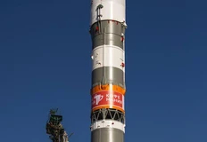 🤓Кофемания в космосе. История о том, как Роскосмос повернулся лицом к рекламодателю.   Когда-то размещение коммерческой рекламы на Останкинской телебашне было невозможно. Но условия изменились и легендарная столичная «игла» стала доступна для рекламы. Сначала крупные экосистемы бренды, а потом рекламодатели меньшего размера заполонили проекционные поверхности в Останкино. Мы бы назвали ее самой популярной поверхностью 24-25 года. Вы скажете — ну, это же столица. Ок. Тоже самое случилось с китайским колесом обозрения, которое хорошо видно только из Благовещенска. Для российских брендов разместиться там и написать об этом факте в соцсетях стало делом чести.   Любой новый неординарный рекламоноситель важен и значим для аудиторий. Да, больше всех выигрывают первые смелые рекламодатели, а дальше эффект новизны спадает. Но после этого площадка становится арендой для битвы креативов и эта игра бесконечна. Поэтому мы искренне привествуем любые новые возможности для выхода отечественных брендов в открытый космос.    Будем пристально следить за запусками. Кто следующий?