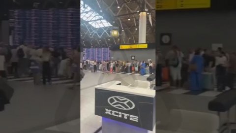 В Шереметьево жара, а профильные каналы подкидывают дровишки