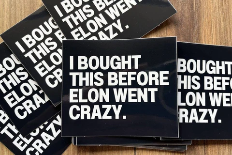🤓«Я купил это до того, как узнал, что он сумасшедший» — новая наклейка на Tesla