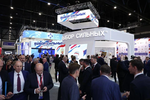 🤓На ПМЭФ открыли работу стенда «Выбор сильных» совместного проекта партии «Единая Россия» и федераций единоборств – борьбы, дзюдо и самбо1