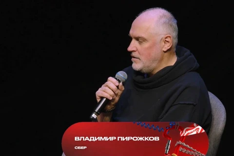 🤓А, вот, Пирожков — классный. Прекрасно, что он оказался в Сбере и здорово, что его вытащили на сцену подавить умняка