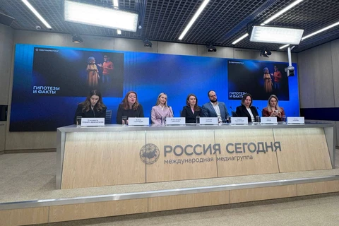 🤓Как мы и обещали — скоро все перестанут носиться с зумерами, как с писаной торбой (просто потому что у них нет денег), и бросятся к пожилым и старым